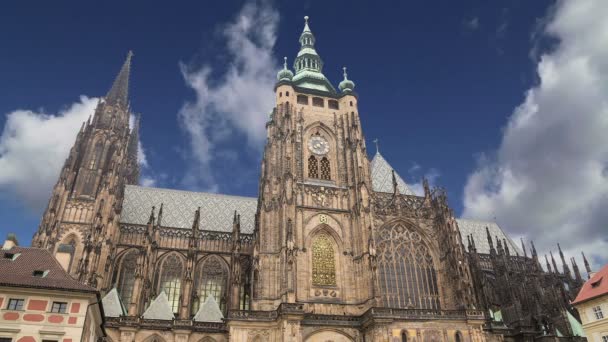 Çek Cumhuriyeti Prag Şatosu 'ndaki Aziz Vitus Katedrali (Roma Katolik Katedrali) — Stok video