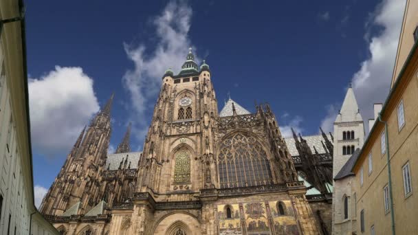 St. Vituskathedraal (rooms-katholieke kathedraal) in het kasteel van Praag, Tsjechië — Stockvideo