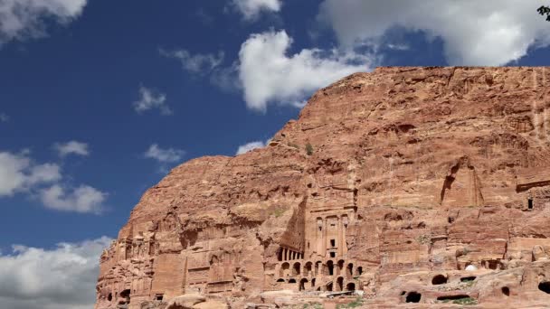 Petra, Jordanien, Mellanöstern--det är en symbol för Jordanien samt Jordaniens mest besökta turistattraktion. Petra har varit ett världsarv sedan 1985 — Stockvideo