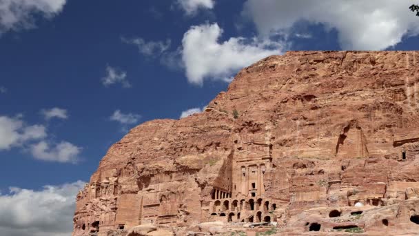 Petra, Jordanië, het Midden-Oosten--het is een symbool van Jordanië, evenals Jordan's meest bezochte toeristische attractie. Petra is een Unesco World Heritage Site sinds 1985 — Stockvideo