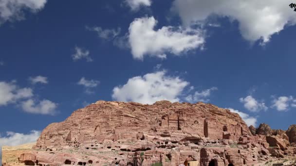 Петра, Иордания, Ближний Восток - это символ Иордании, а также самая посещаемая туристическая достопримечательность Иордании. Петра является объектом Всемирного наследия ЮНЕСКО с 1985 года — стоковое видео