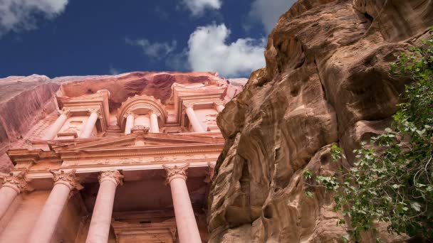 Petra, Jordánsko, nižší střední východ – to je symbolem Jordan, stejně jako Jordan-nejnavštěvovanější turistickou atrakcí. Petra byla seznamu světového dědictví UNESCO od roku 1985 — Stock video
