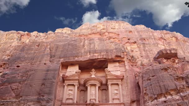 Petra, Jordanien, Mellanöstern--det är en symbol för Jordanien samt Jordaniens mest besökta turistattraktion. Petra har varit ett världsarv sedan 1985 — Stockvideo