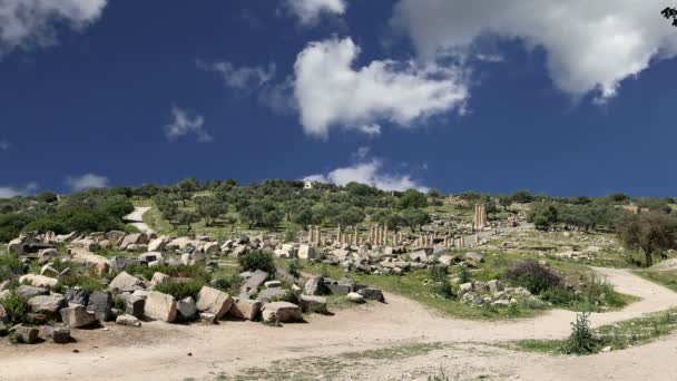 Romerska ruiner på um Qais (Umm Qays), Jordanien, Mellanöstern--är en stad i norra Jordanien nära platsen för den antika staden av Gadara. Umm är Qais en av Jordaniens mest unika Greco romerska Decapolis platser — Stockvideo