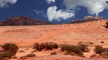 Wadi Rum Çölü, Ürdün, Ortadoğu ya da Ay Vadisi, Ürdün 'ün güneyinde, Akabe' nin 60 km doğusunda yer alan kum taşı ve granit kayalara oyulmuş bir vadidir.  