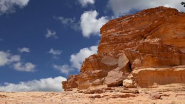 Wadi Rum Çölü, Ürdün, Ortadoğu ya da Ay Vadisi, Ürdün 'ün güneyinde, Akabe' nin 60 km doğusunda yer alan kum taşı ve granit kayalara oyulmuş bir vadidir.  