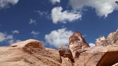 Wadi Rum Çölü, Ürdün, Ortadoğu ya da Ay Vadisi, Ürdün 'ün güneyinde, Akabe' nin 60 km doğusunda yer alan kum taşı ve granit kayalara oyulmuş bir vadidir.  