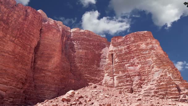 Wadi Rum Desert, Ιορδανία, Μέση Ανατολή - επίσης γνωστή ως Η Κοιλάδα του Φεγγαριού είναι μια κοιλάδα κοπεί στο ψαμμίτη και γρανίτη βράχο στη νότια Ιορδανία 60 χιλιόμετρα προς τα ανατολικά της Άκαμπα — Αρχείο Βίντεο