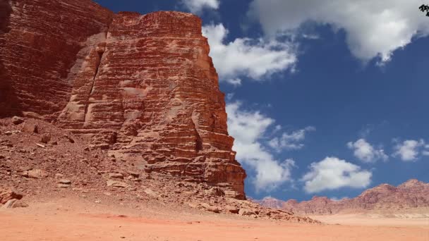 Wadi Rum Desert, Jordánia, Közel-Kelet... más néven A Hold Völgye egy völgy, amelyet a homokkőbe és gránitsziklába véstek Jordánia déli részén, Aqabától 60 km-re keletre. — Stock videók