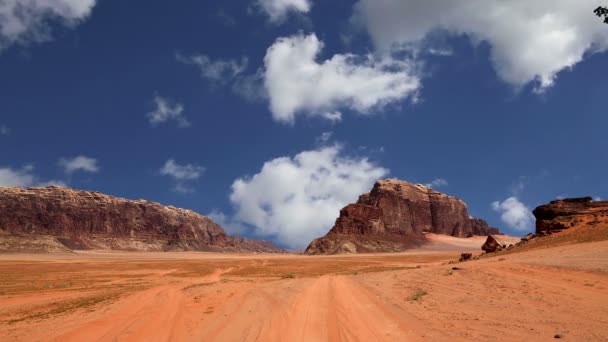 Wadi Rum Wüste, Jordanien, Mittlerer Osten - auch bekannt als Das Tal des Mondes ist ein in Sandstein und Granitfelsen gehauenes Tal im Süden Jordaniens 60 km östlich von Akaba — Stockvideo