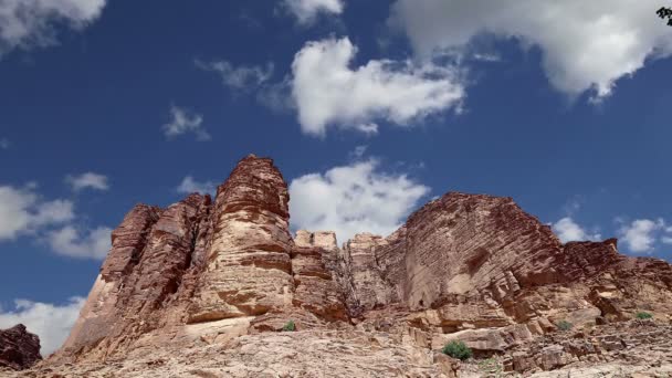 Wadi Rum Desert, Jordania, Medio Oriente también conocido como El Valle de la Luna es un valle cortado en la piedra arenisca y roca de granito en el sur de Jordania 60 km al este de Aqaba — Vídeo de stock