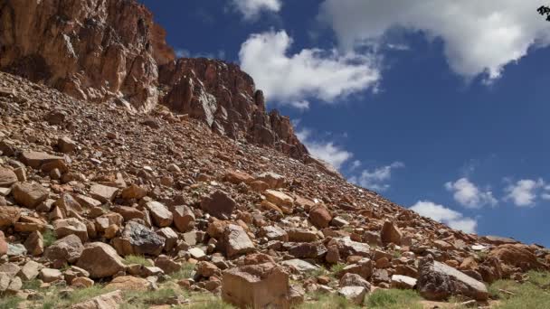 Wadi Rum Desert, Giordania, Medio Oriente conosciuta anche come La Valle della Luna è una valle scavata nella roccia arenaria e granitica nel sud della Giordania 60 km a est di Aqaba — Video Stock