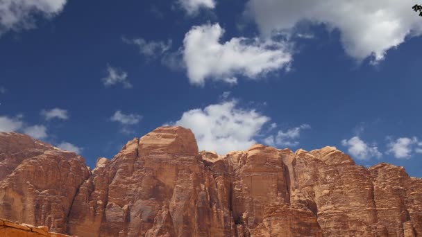 Wadi Rum Desert, Jordánia, Közel-Kelet... más néven A Hold Völgye egy völgy, amelyet a homokkőbe és gránitsziklába véstek Jordánia déli részén, Aqabától 60 km-re keletre. — Stock videók