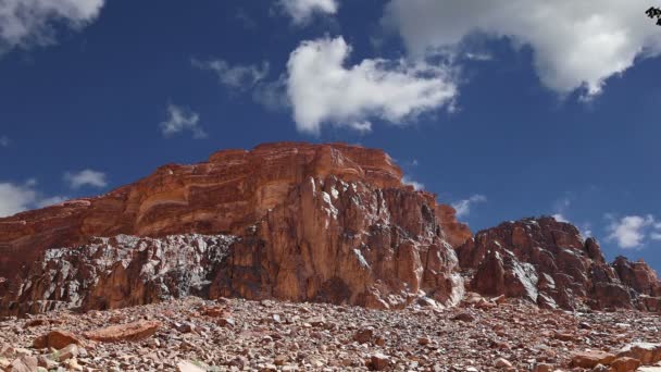 Wadi Rum Desert, Giordania, Medio Oriente conosciuta anche come La Valle della Luna è una valle scavata nella roccia arenaria e granitica nel sud della Giordania 60 km a est di Aqaba — Video Stock