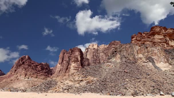 Wadi Rum Çölü, Ürdün, Ortadoğu ya da Ay Vadisi, Ürdün 'ün güneyinde, Akabe' nin 60 km doğusunda yer alan kum taşı ve granit kayalara oyulmuş bir vadidir. — Stok video