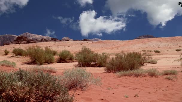 Wadi Rum Desert, Ιορδανία, Μέση Ανατολή - επίσης γνωστή ως Η Κοιλάδα του Φεγγαριού είναι μια κοιλάδα κοπεί στο ψαμμίτη και γρανίτη βράχο στη νότια Ιορδανία 60 χιλιόμετρα προς τα ανατολικά της Άκαμπα — Αρχείο Βίντεο