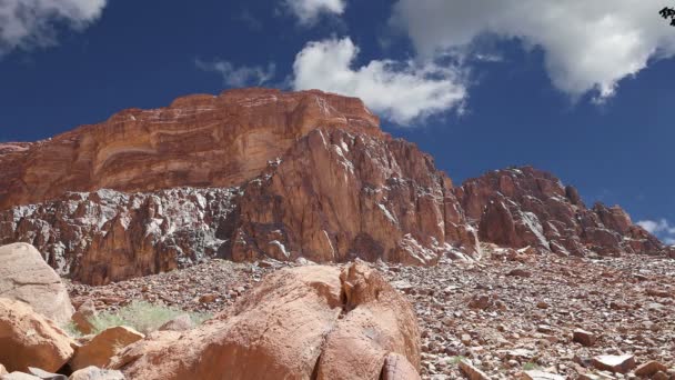 Wadi Rum Desert, Jordanië, Midden-Oosten, ook wel bekend als de Vallei van de Maan, is een vallei in de zandsteen en granieten rots in het zuiden van Jordanië, 60 km ten oosten van Akaba. — Stockvideo