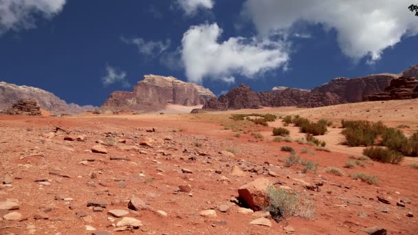 Pustynia Wadi Rum, Jordania, Bliski Wschód - znana również jako Dolina Księżyca - dolina wcięta w piaskowiec i granitową skałę w południowej Jordanii 60 km na wschód od Akaby — Wideo stockowe