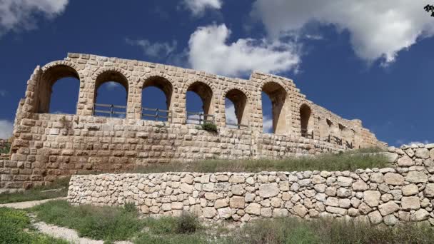 Ruinas romanas en la ciudad jordana de Jerash (Gerasa de la Antigüedad), capital y ciudad más grande de la gobernación de Jerash, Jordania — Vídeo de stock