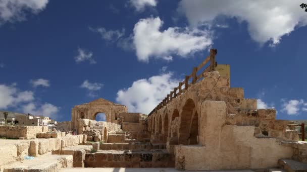 Ruinas romanas en la ciudad jordana de Jerash (Gerasa de la Antigüedad), capital y ciudad más grande de la gobernación de Jerash, Jordania — Vídeo de stock