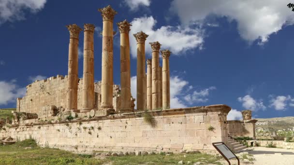 Ruinas romanas en la ciudad jordana de Jerash (Gerasa de la Antigüedad), capital y ciudad más grande de la gobernación de Jerash, Jordania — Vídeo de stock