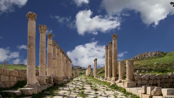 Ruinas romanas en la ciudad jordana de Jerash (Gerasa de la Antigüedad), capital y ciudad más grande de la gobernación de Jerash, Jordania — Vídeo de stock