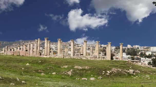 Ruinas romanas en la ciudad jordana de Jerash (Gerasa de la Antigüedad), capital y ciudad más grande de la gobernación de Jerash, Jordania — Vídeo de stock