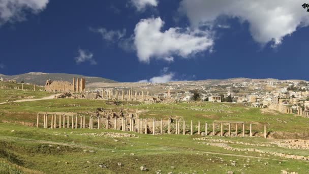 Romeinse ruïnes in de Jordaanse stad jerash (gerasa uit de oudheid), hoofdstad en grootste stad van het gouvernement jerash, jordan — Stockvideo