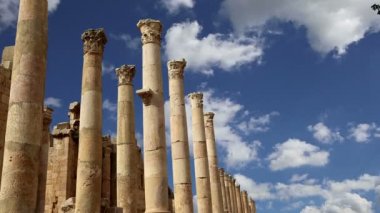 rzymskie kolumny w Jordanii miasta jerash (Gerazie starożytności), stolica i największe miasto guberni jerash, jordan