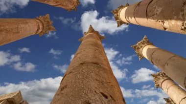 rzymskie kolumny w Jordanii miasta jerash (Gerazie starożytności), stolica i największe miasto guberni jerash, jordan