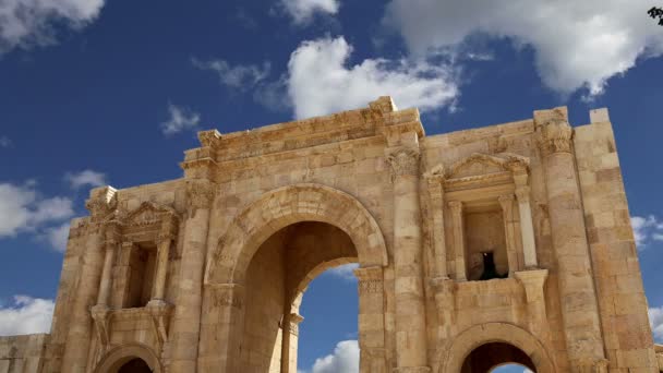 Arco di Adriano a Gerasa (Jerash) -- è stato costruito per onorare la visita dell'imperatore Adriano a Jerash nel 129 / 130 dC, Giordania — Video Stock