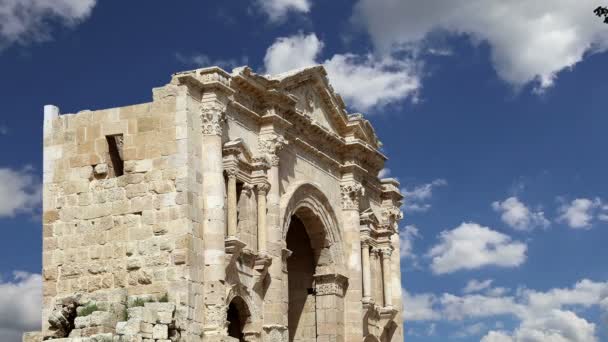 Arch of Hadrian in Gerasa (Jerash)-- was built to honor the visit of emperor Hadrian to Jerash in 129/130 AD, Jordan — Stock Video