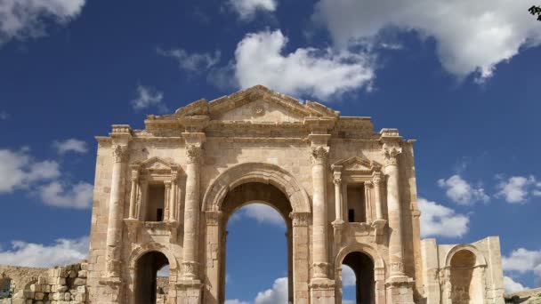 Πύλη του Αδριανού στη Γεράσα (Γέρασα)--χτίστηκε για να τιμήσει την επίσκεψη του αυτοκράτορα Αδριανού στην Jerash στην Ιορδανία και 129/130 Μ.χ — Αρχείο Βίντεο