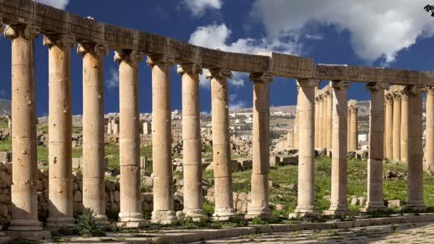 Forum (Oval Plaza) à Gerasa (Jerash), Jordanie. Forum est une place asymétrique au début de la rue Colonnaded, qui a été construite au premier siècle après JC — Video