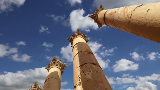 Columnas romanas en la ciudad jordana de Jerash (Gerasa de la Antigüedad), capital y ciudad más grande de la gobernación de Jerash, Jordania — Vídeo de stock