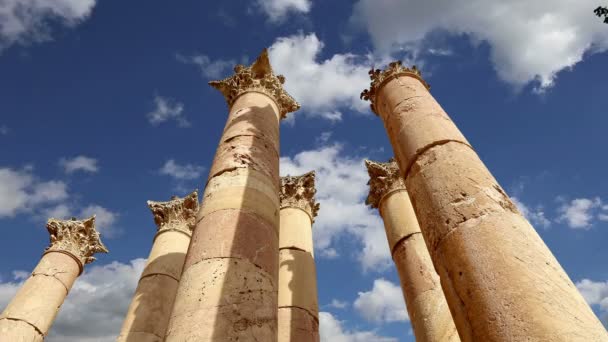 Columnas romanas en la ciudad jordana de Jerash (Gerasa de la Antigüedad), capital y ciudad más grande de la gobernación de Jerash, Jordania — Vídeo de stock