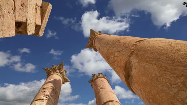 Colonnes romaines dans la ville jordanienne de Jerash (Gerasa de l'Antiquité), capitale et plus grande ville du gouvernorat de Jerash, Jordanie — Video