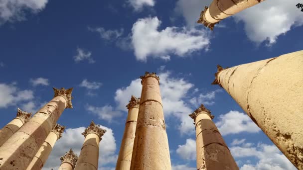 Римские колонны в иорданском городе Джераш (Гераса Античности), столице и крупнейшем городе Джераш губернии, Иордании — стоковое видео