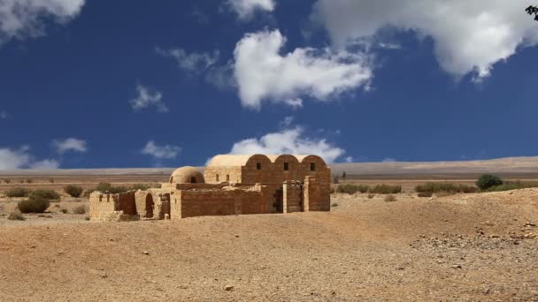 本商务酒店后 （qasr) 阿姆拉沙漠城堡附近约旦安曼。世界遗产的著名壁画. — 图库视频影像