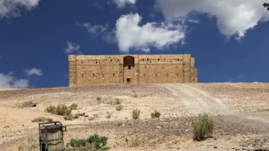 Qasr Kharana (Kharanah veya Harrana), çöl kalenin doğu Ürdün (100km ofamman). Yüzyılda 8 Kervansaray, tüccarlar için bir dinlenme yeri olarak kullanılmak üzere inşa