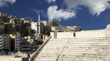 Amman, Ürdün - Roma Tiyatrosu tiyatro, antonius pius (138-161 ce) döneminde inşa edilmiş, geniş ve dik eğimli yapısı yaklaşık 6000 kişi koltuk 