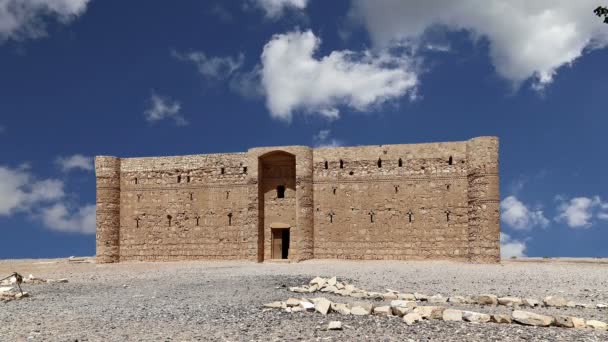 Qasr Kharana (Kharanah of Harrana), de woestijn kasteel in Oost-Jordanië (100km ofamman). Gebouwd in de 8e eeuw na Christus om te worden gebruikt als karavanserai, een rustplaats voor handelaren — Stockvideo