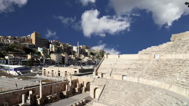 Romerska teatern i amman, jordan--teater byggdes regeringstiden av antonius pius (138-161 ce), den stora och kraftigt rakade strukturen kunde plats omkring 6000 personer — Stockvideo