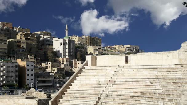 Teatro Romano di Amman, Giordania teatro è stato costruito il regno di Antonio Pio (138-161 dC), la struttura grande e ripidamente rastrellato potrebbe ospitare circa 6000 persone — Video Stock