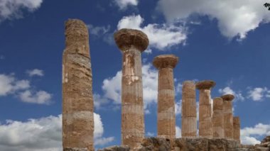 Bir antik Yunan tapınağı, Herakles (V-VI yüzyıl M.ö.), tapınaklar, Agrigento, Sicilya Vadisi kalır. Alan 1997 yılında Unesco mirası listesinde yer yapıldı. 