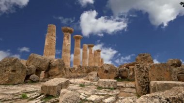 Bir antik Yunan tapınağı, Herakles (V-VI yüzyıl M.ö.), tapınaklar, Agrigento, Sicilya Vadisi kalır. Alan 1997 yılında Unesco mirası listesinde yer yapıldı. 