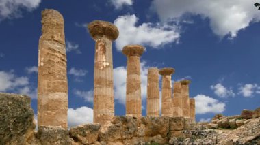 Bir antik Yunan tapınağı, Herakles (V-VI yüzyıl M.ö.), tapınaklar, Agrigento, Sicilya Vadisi kalır. Alan 1997 yılında Unesco mirası listesinde yer yapıldı. 