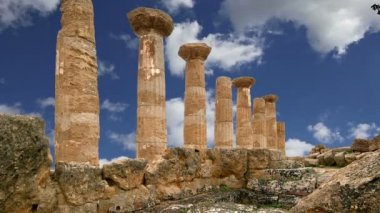 Bir antik Yunan tapınağı, Herakles (V-VI yüzyıl M.ö.), tapınaklar, Agrigento, Sicilya Vadisi kalır. Alan 1997 yılında Unesco mirası listesinde yer yapıldı. 