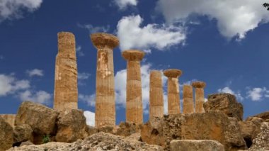Bir antik Yunan tapınağı, Herakles (V-VI yüzyıl M.ö.), tapınaklar, Agrigento, Sicilya Vadisi kalır. Alan 1997 yılında Unesco mirası listesinde yer yapıldı. 