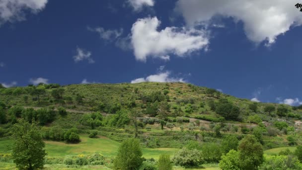 Un paisaje típico de un valle de montaña en Sicilia, Italia — Vídeo de stock